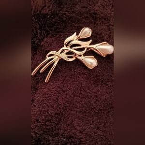 Vintage spray of faux teardrop pearls, gold tone/ w rhinestones